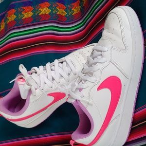 Nike Court Borough Low in White/Hyper Pink, Youth 7